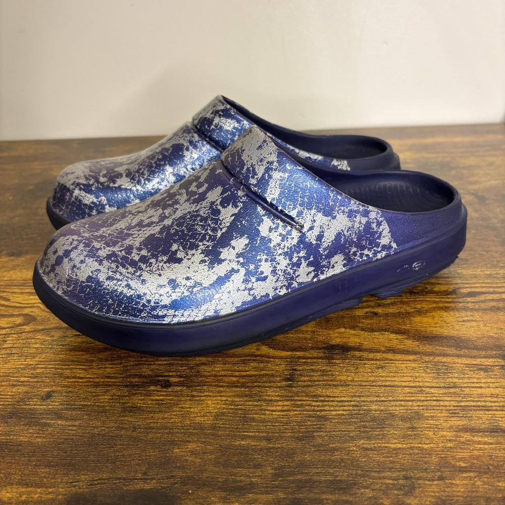 OOFOS OOcloog Womens 9 Navy Silver Snakeskin Recovery Clogs Nursing Shoes